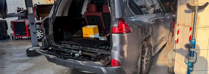 Lexus LX450d 2016 года (160 800 км): ремонт привода нижней крышки багажника