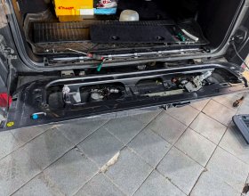 Разобранная нижняя крышка багажника Lexus LX450d после очистки контактов замка и электропривода