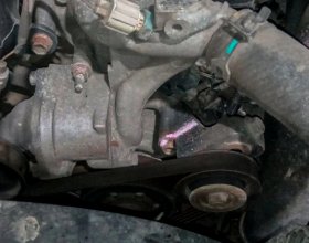 Следы утечки антифриза в районе помпы двигателя Toyota Land Cruiser 200 перед заменой водяного насоса