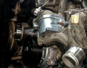 Новая помпа установлена на двигатель Toyota Land Cruiser 200 после устранения утечки антифриза