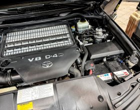 Моторный отсек Toyota Land Cruiser 2015 года с дизельным двигателем 1VD-FTV перед заменой корпуса топливного фильтра