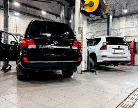 Toyota Land Cruiser 2015 года в ремонтной зоне перед заменой корпуса топливного фильтра