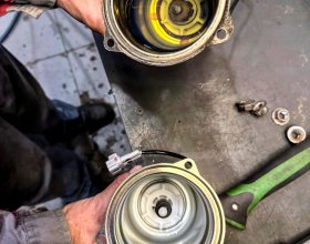 Сравнение загрязнённого маслом старого и нового корпусов топливного фильтра Toyota Land Cruiser с двигателем 1VD-FTV