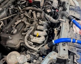 Промывка системы охлаждения Toyota Succeed с подключением оборудования к патрубкам двигателя