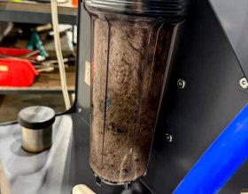 Сильно загрязнённый фильтр промывочного аппарата после очистки системы охлаждения Toyota Succeed