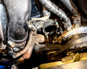 Снятый насос гидроусилителя руля Toyota Land Cruiser 200 при устранении гула и закусывания рулевого управления