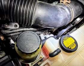 Установленный насос гидроусилителя руля Toyota Land Cruiser 200 после сборки системы рулевого управления