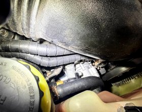 Новый насос гидроусилителя руля установлен в подкапотном пространстве Toyota Land Cruiser 200